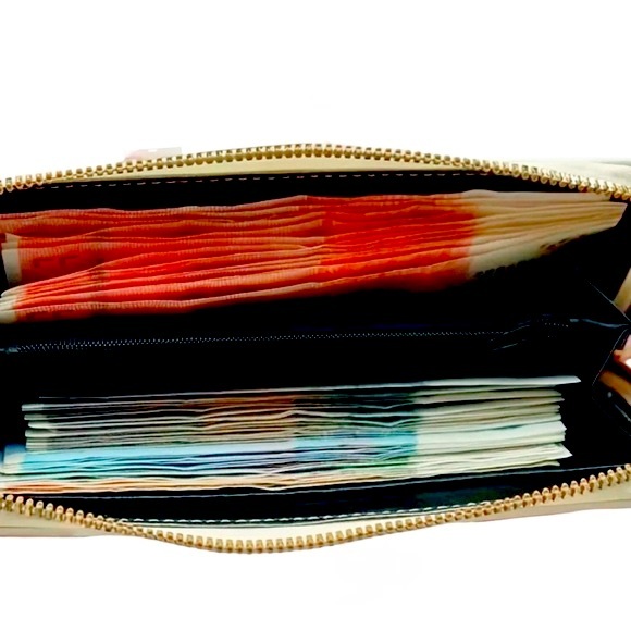 (SOLD)NWT SUPER CUTE HELLO KITTY FULL SIZED WALLET - Picture 3 of 3